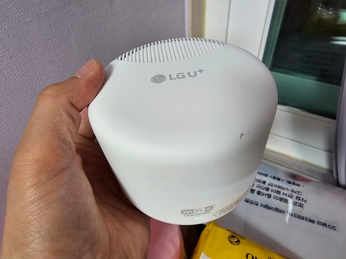 손에들려있는-LG-무선신호-증폭기