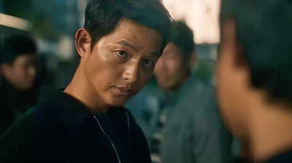 송중기가 개런티 0원으로 출연한 이유, 화란에서 치건역을 맡은 송중기의 매서운 눈빛