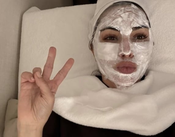 리쥬란 시술받고 있는 킴카다시안