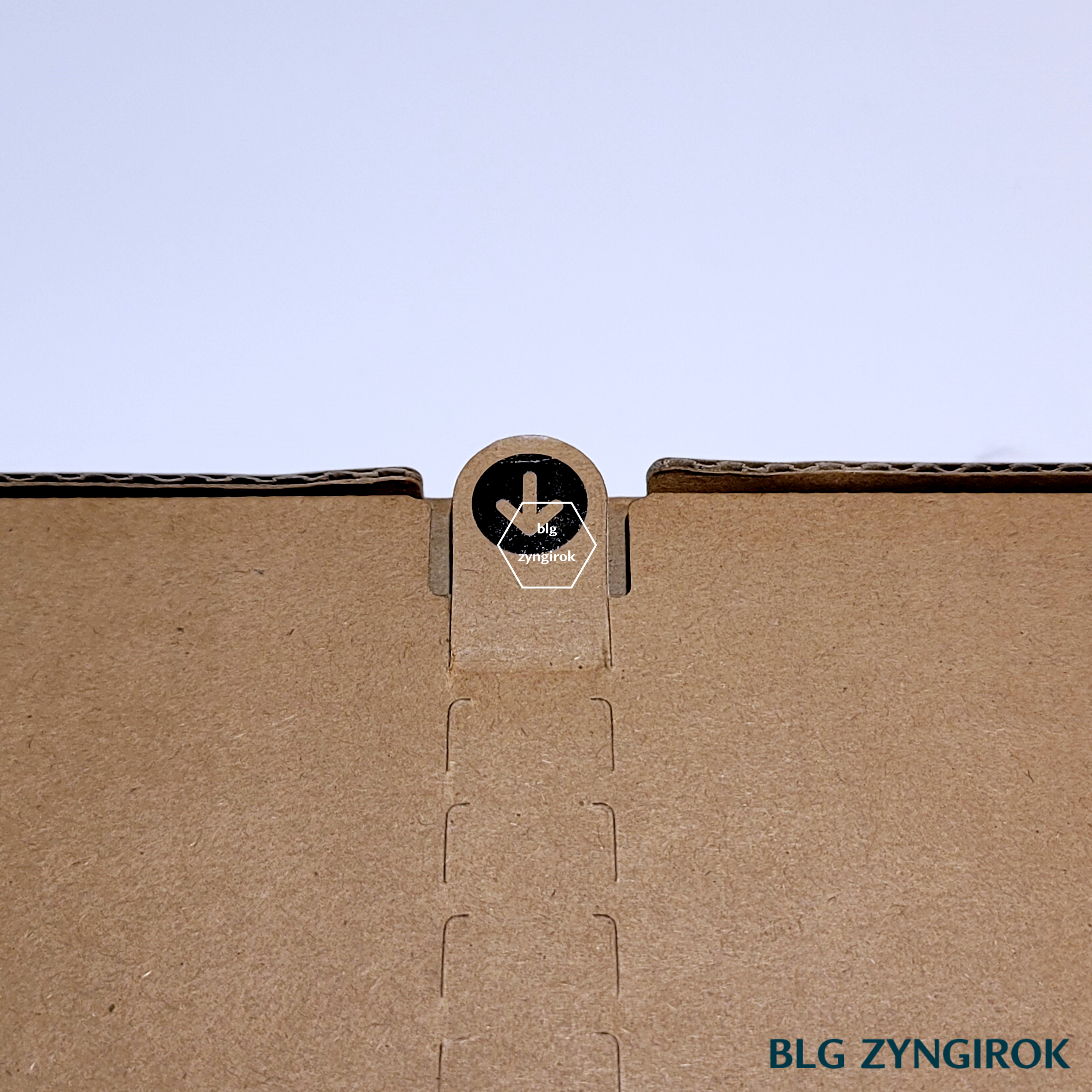 맥북-종이-포장을-간편하게-뜯을-수있는-부분