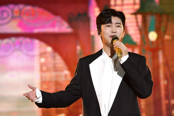 2024 트로트 히트곡 가수 공연 모습