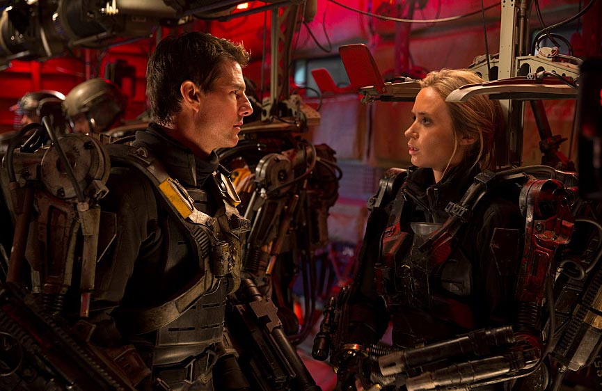 주인공 빌 케이지(톰 크루즈)와 리타(에밀리 블런트)가 대화하고 있다.