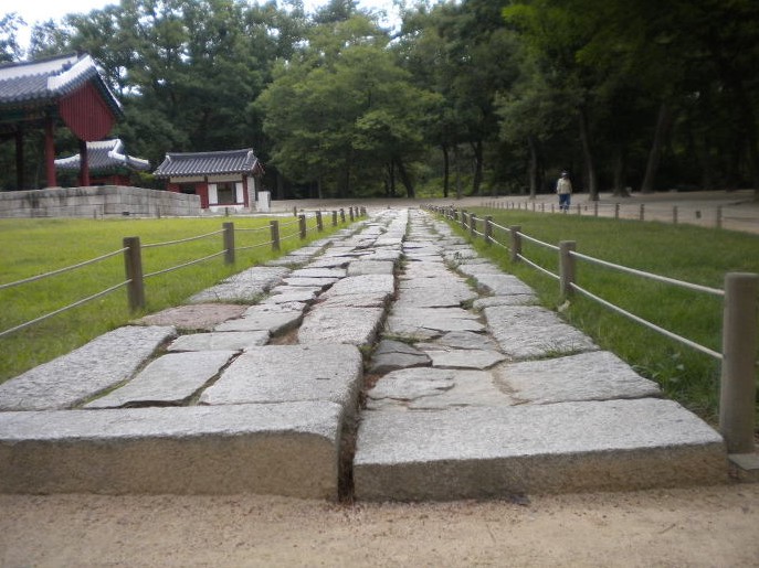 산 자와 죽은 자가 만나는 능역이란 점 때문에 마음이 아주 차분해진다