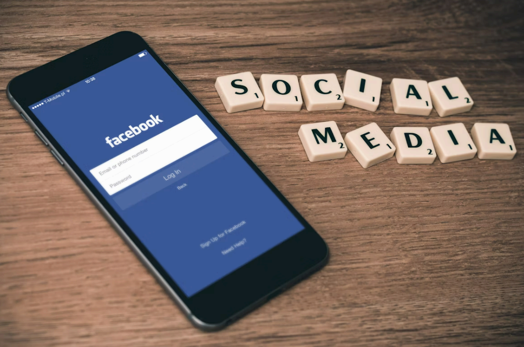 페이스북 로그인 화면과 'SOCIAL MEDIA' 타일, 스마트폰 중독을 떠올리게 하는 장면