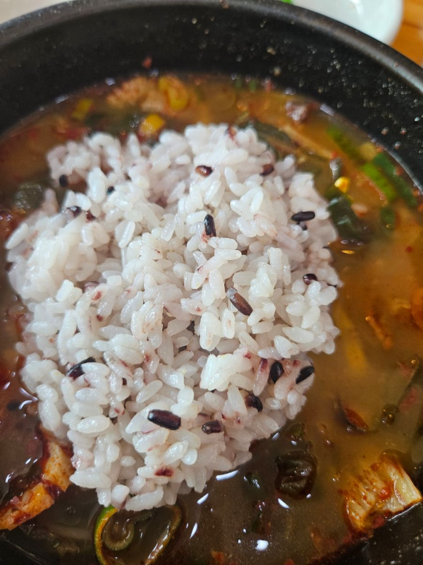 해장국 밥 말다