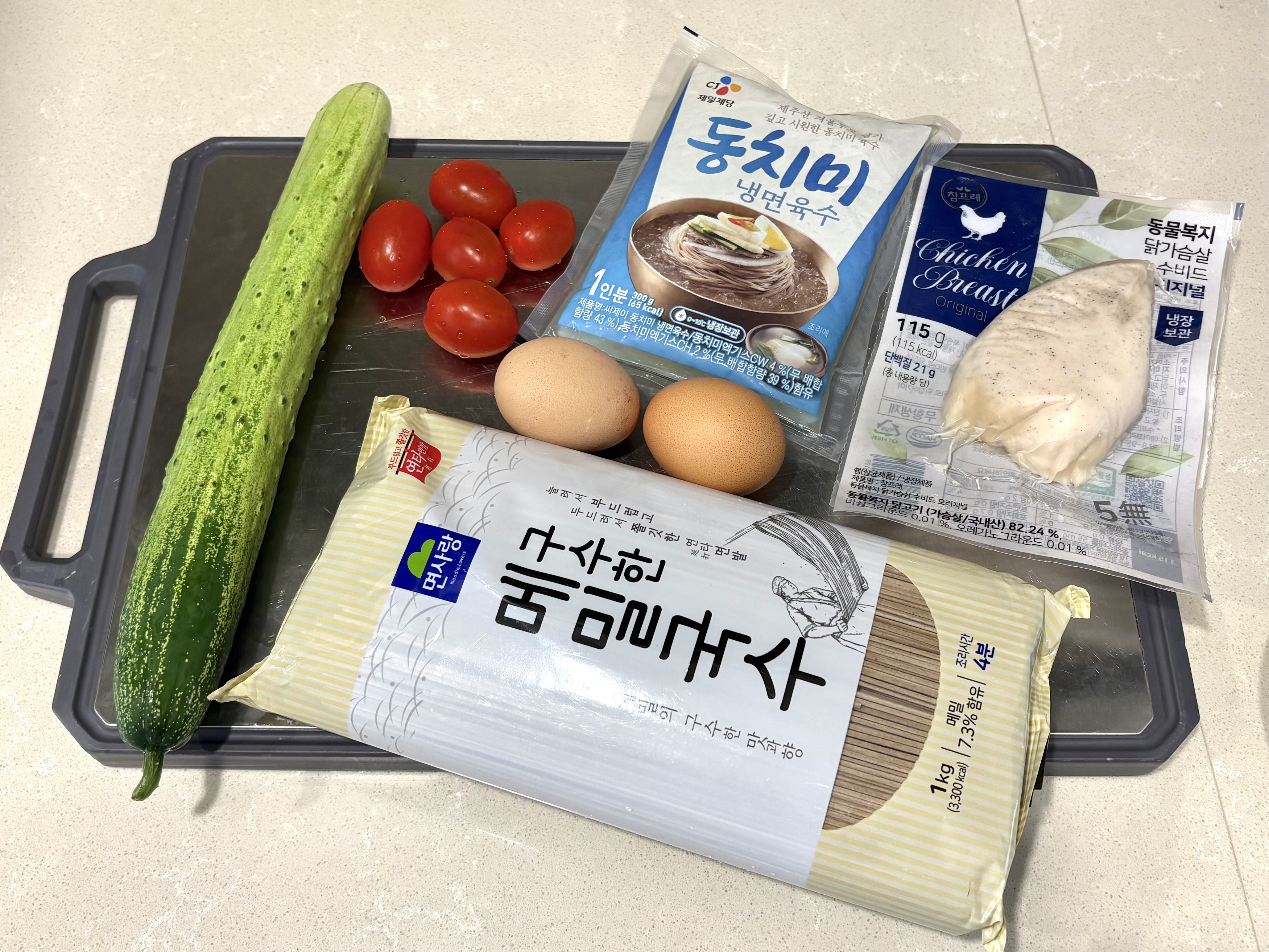 오이, 방울토마토, 시판 냉면육수, 닭가슴살, 메밀면