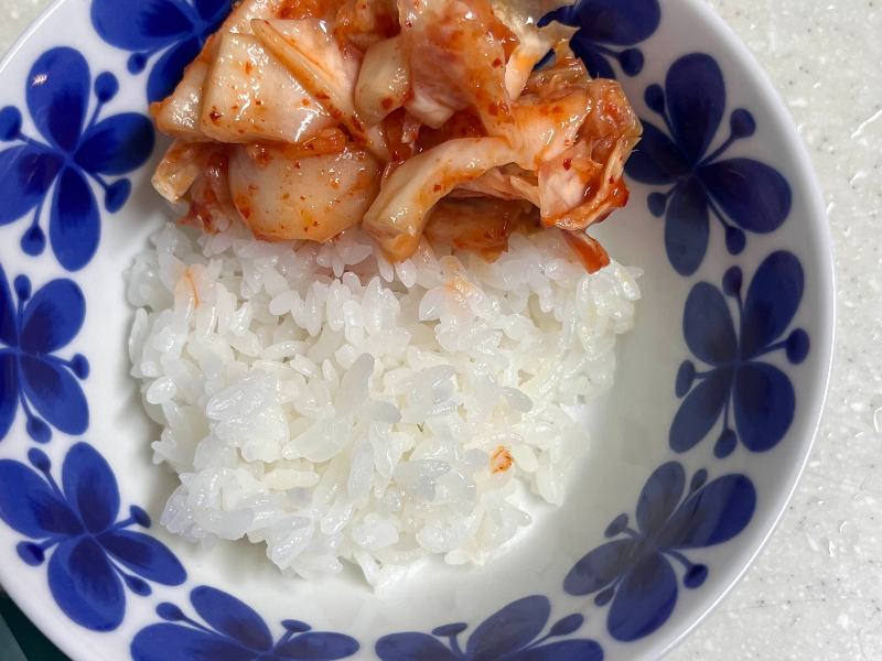 밥 위에 잘게 썬 김치를 올려 주세요.