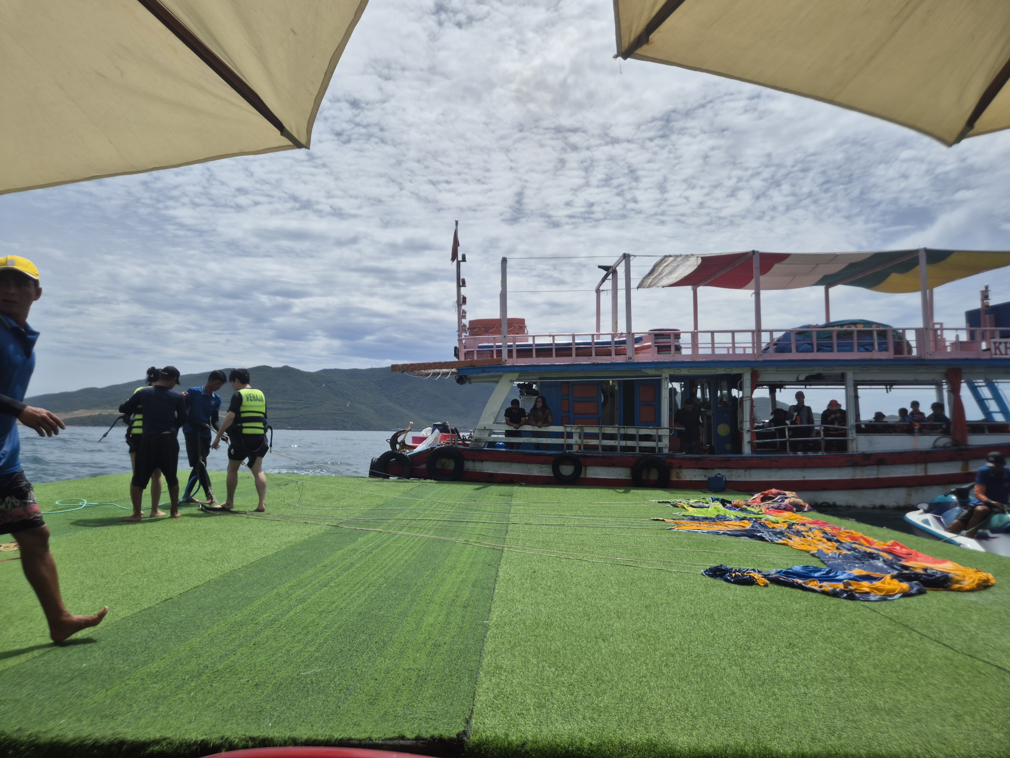 나트랑 욜로 호핑투어의 해상 플랫폼 전경- 패러세일링 준비중