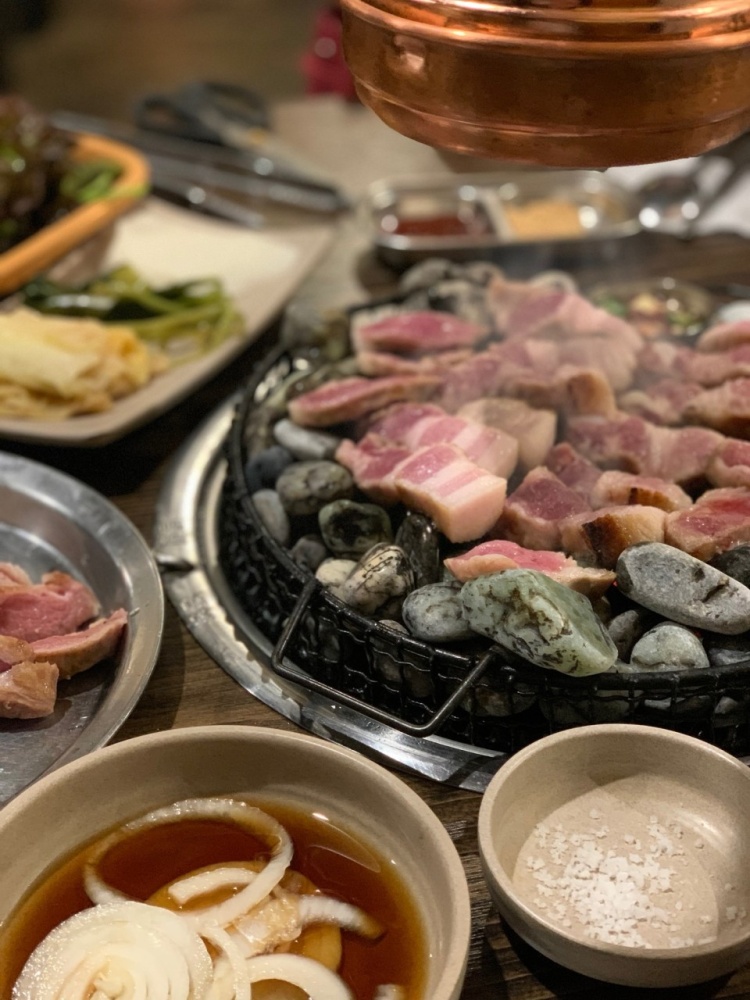투데이 맛있는 메뉴 자갈 돌판 위에 구워 먹는 생 가브리살 오겹살 목살 삼겹살 구이 맛있는 고깃집 추천 부산 덕천동 맛집