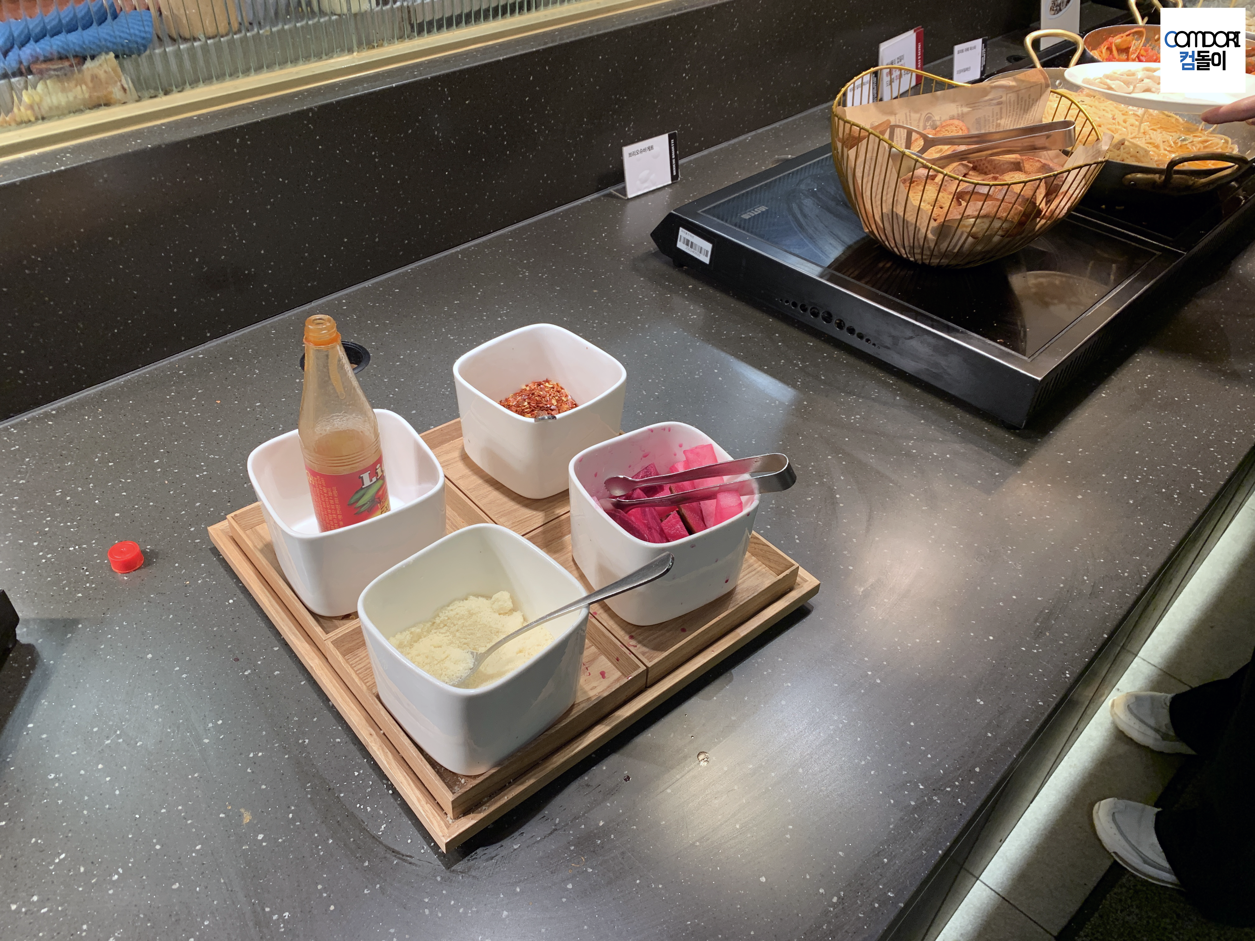 핫소스, 절인 무, 페퍼가루, 파마산치즈가루