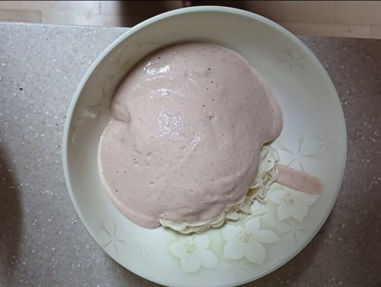 그릇에 국수 담기