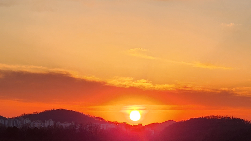 Sun setting at the mountain