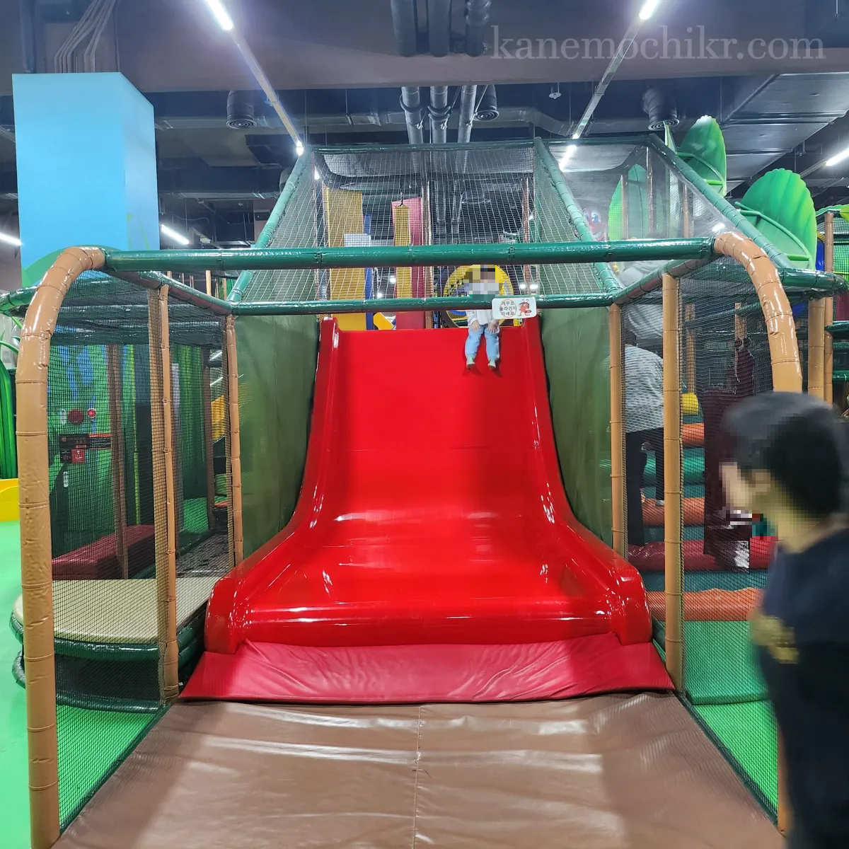 앤트월드-키즈카페-내부-미끄럼틀