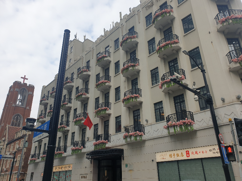 꽃으로 장식된 발코니가 보이는 더 양쯔 부티크 상하이