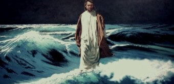 모세처럼-파도가-치는-바다가를-걸어다니는-사람-그림