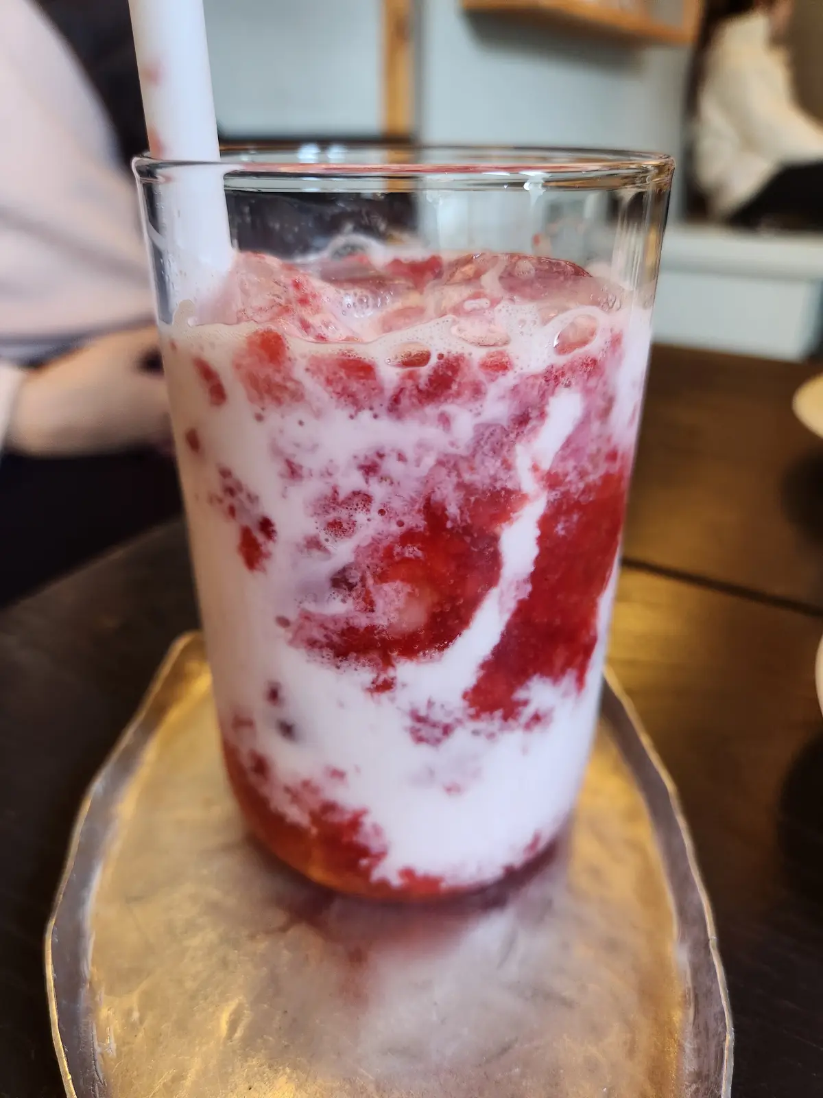 종로-서촌-분위기-좋은-카페-타이드워터-주문-메뉴-딸기-라떼