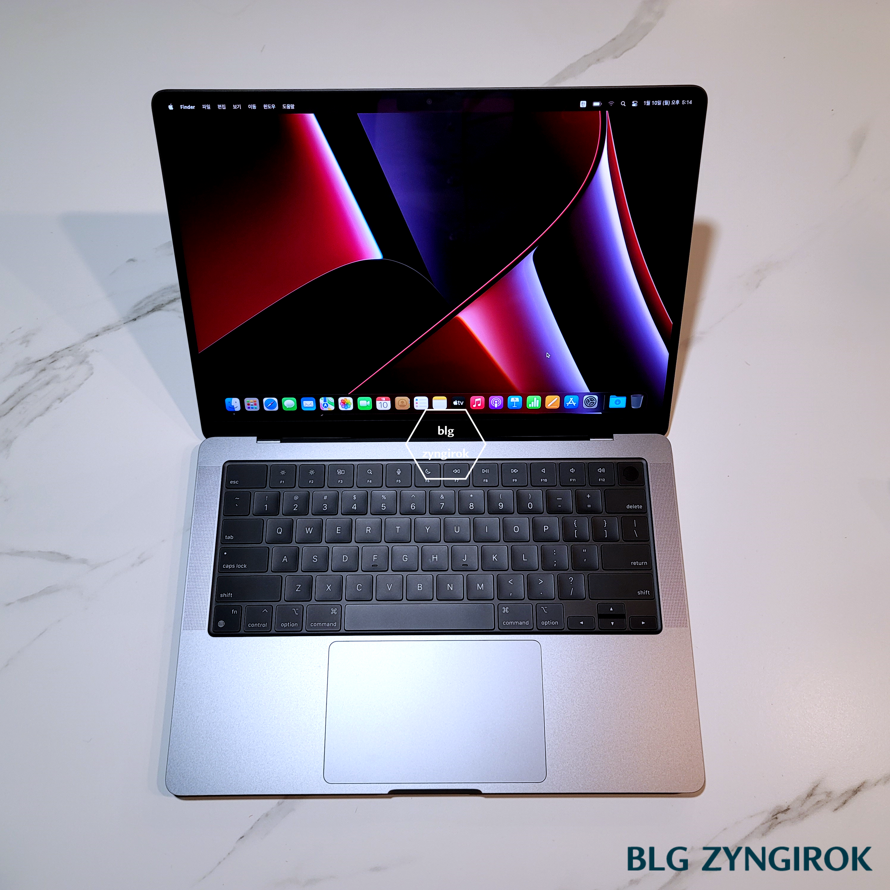 기초-세팅을-마치고-부팅이-완료된-맥북