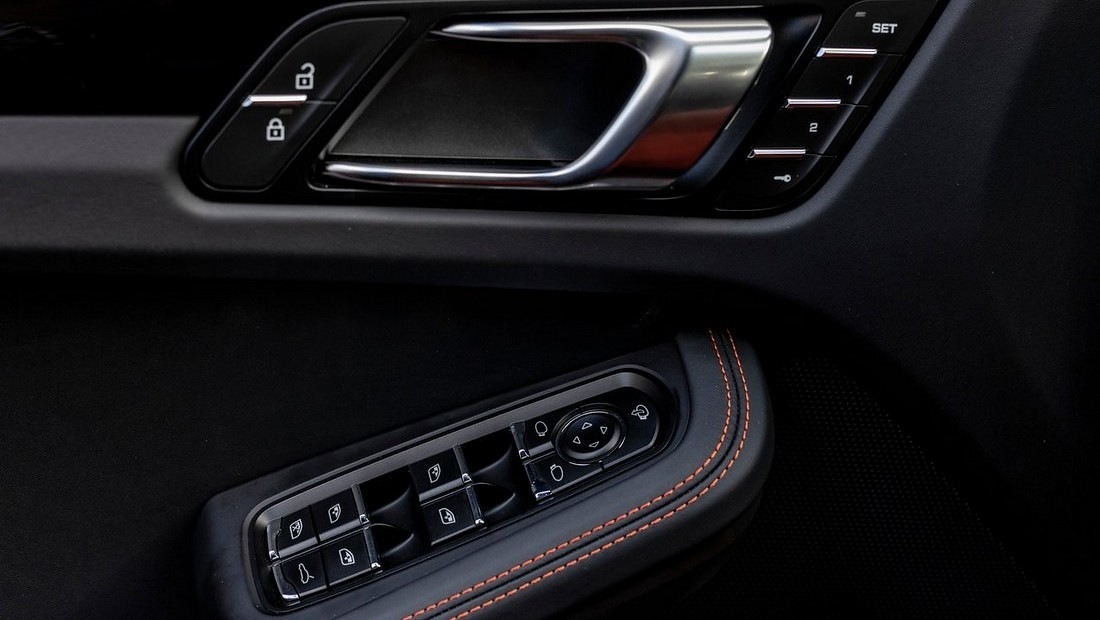 포르쉐 마칸 22년식 실내 운전석 윈도우 버튼 사진 출처 다음자동차