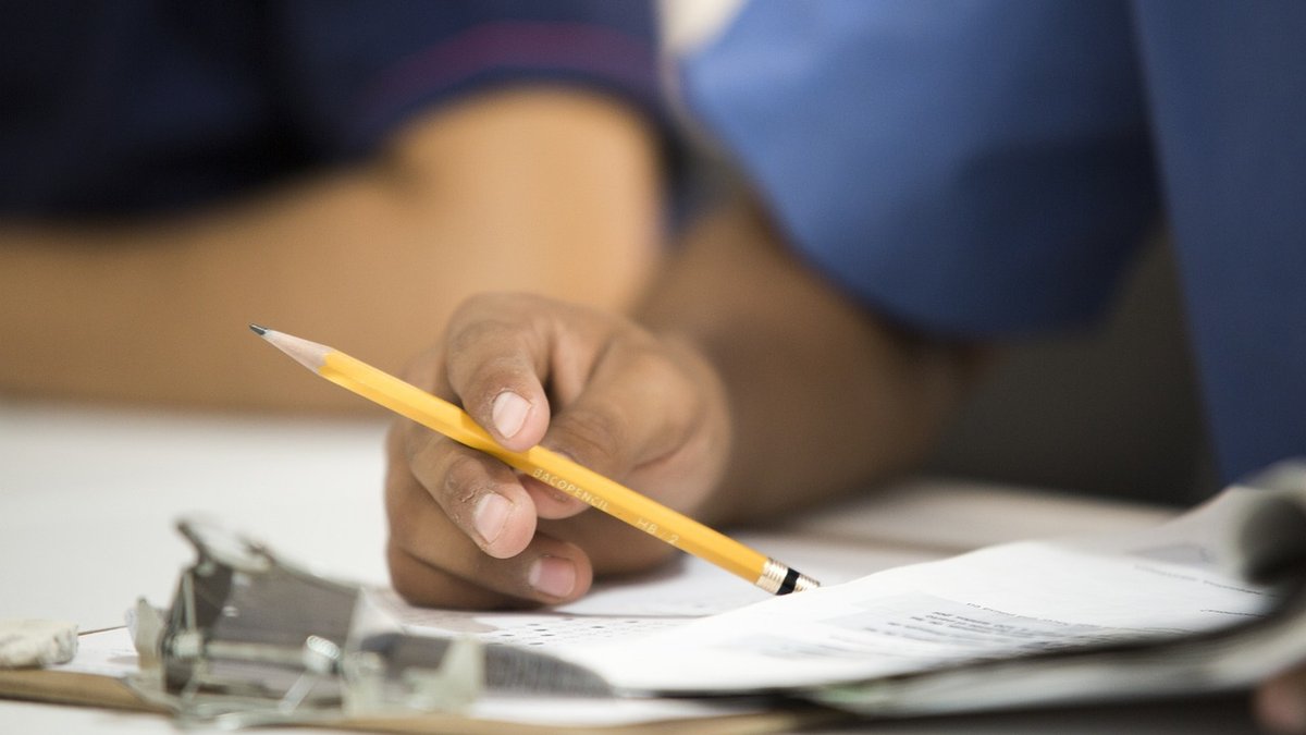 후유장해라는 개념을 접하고 생각에 잠긴 모습