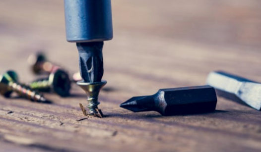 나사 조이는 방향과 나사 푸는 방향