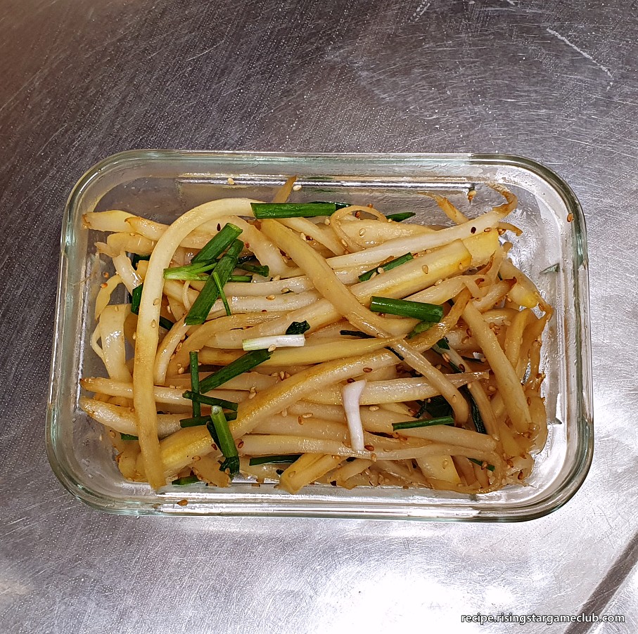 완성된 도라지나물을 밀폐용기에 담아 놓은 사진