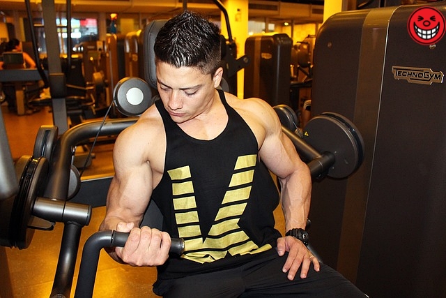 어깨 통증 원인과 치료법