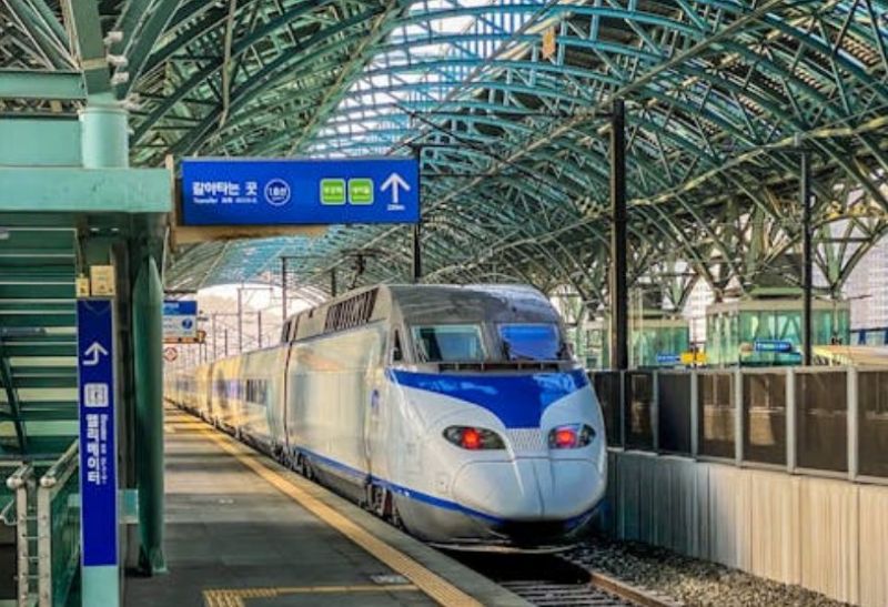 ktx역으로 들어서는 장면