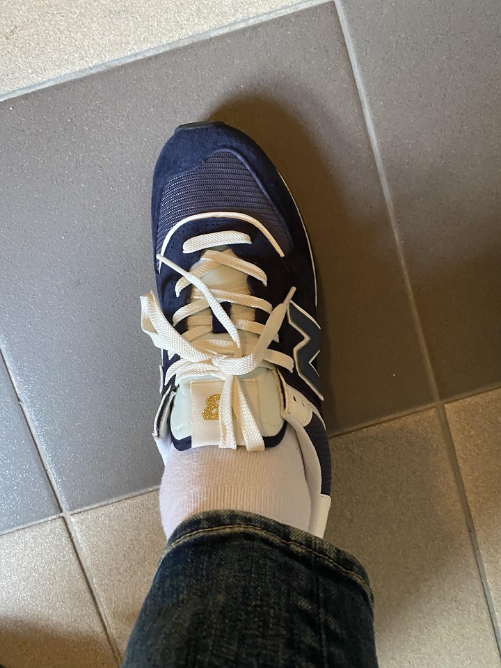 뉴발란스-운동화-착용-위쪽-모습