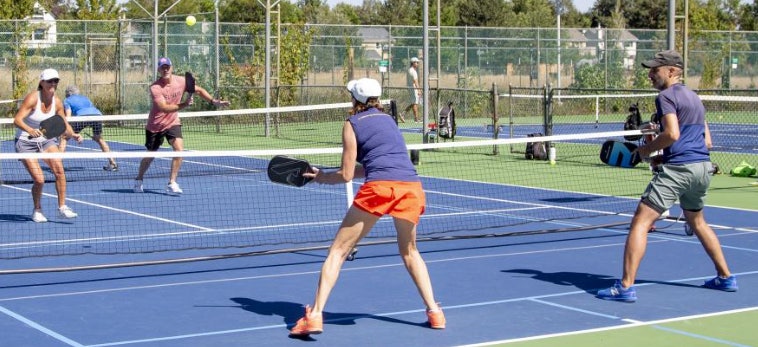 피클볼 경기중인 사진 첨부