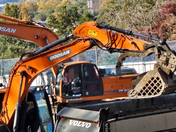 작업하고있는 굴착기 기사