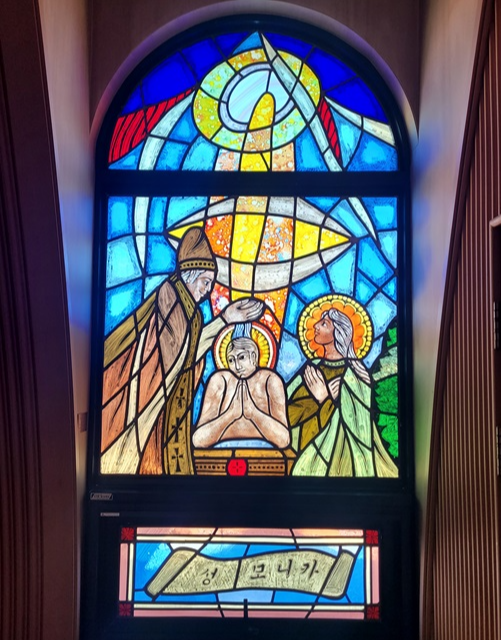 전라남도 곡성성당 안에 있는 성녀 모니카를 그린 스테인드글라스입니다.