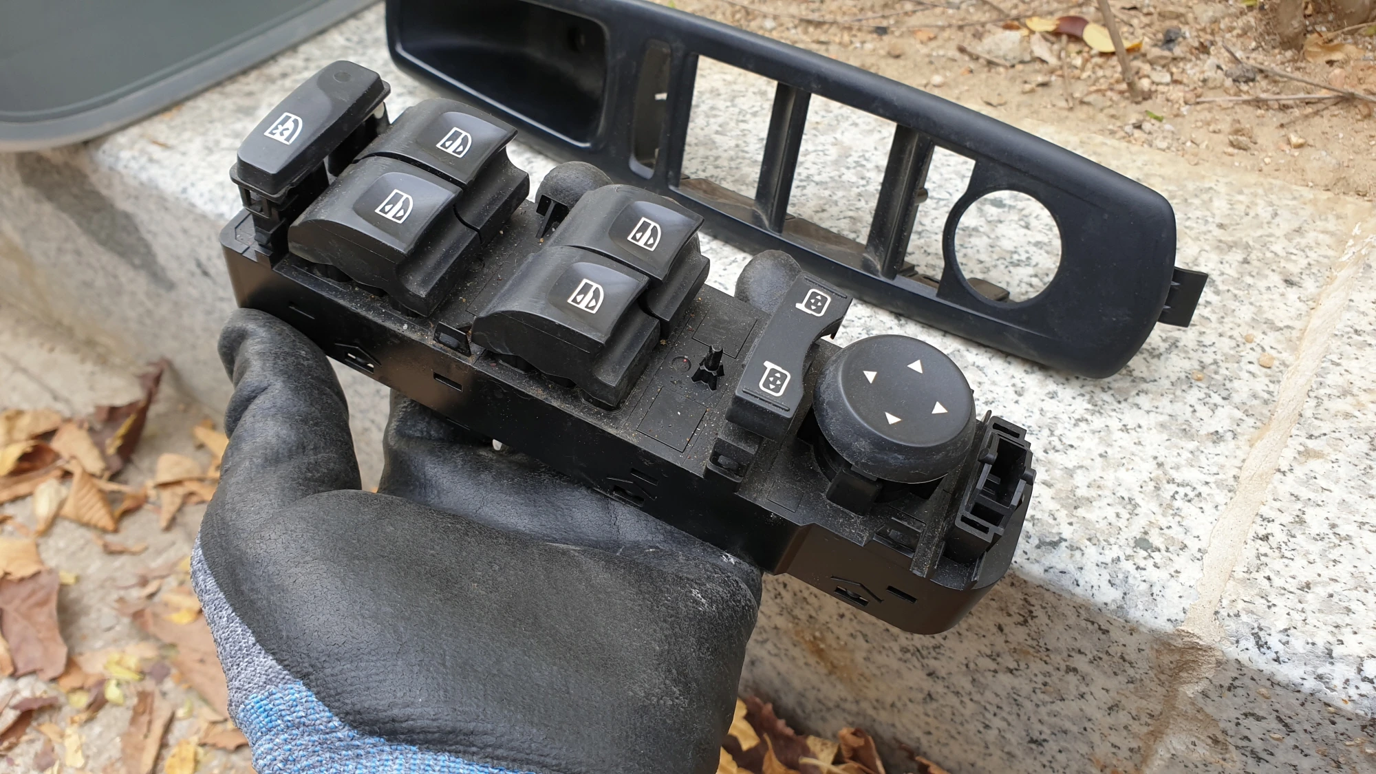 윈도우 스위치 사이드 미러 각도 조절 스위치 모습