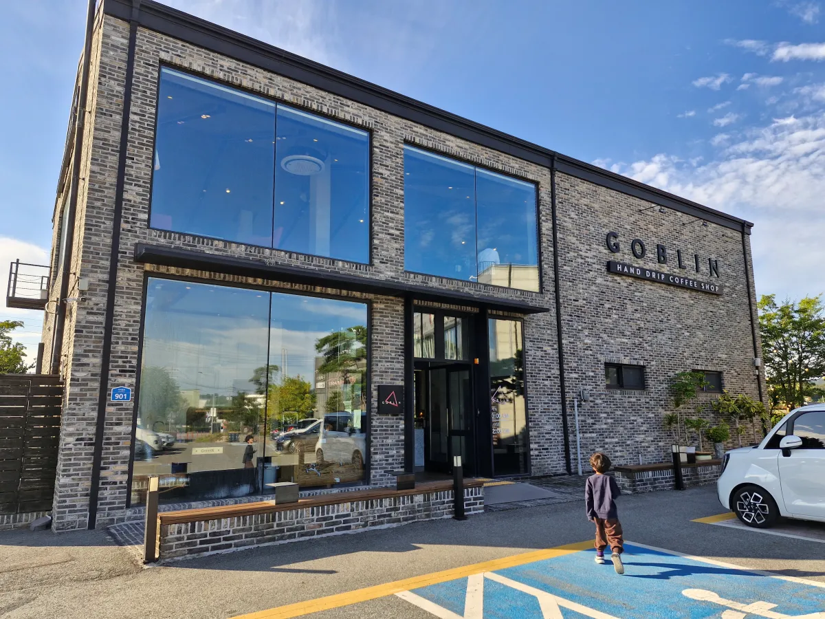 2층으로-된-고블린-카페-외관-모습