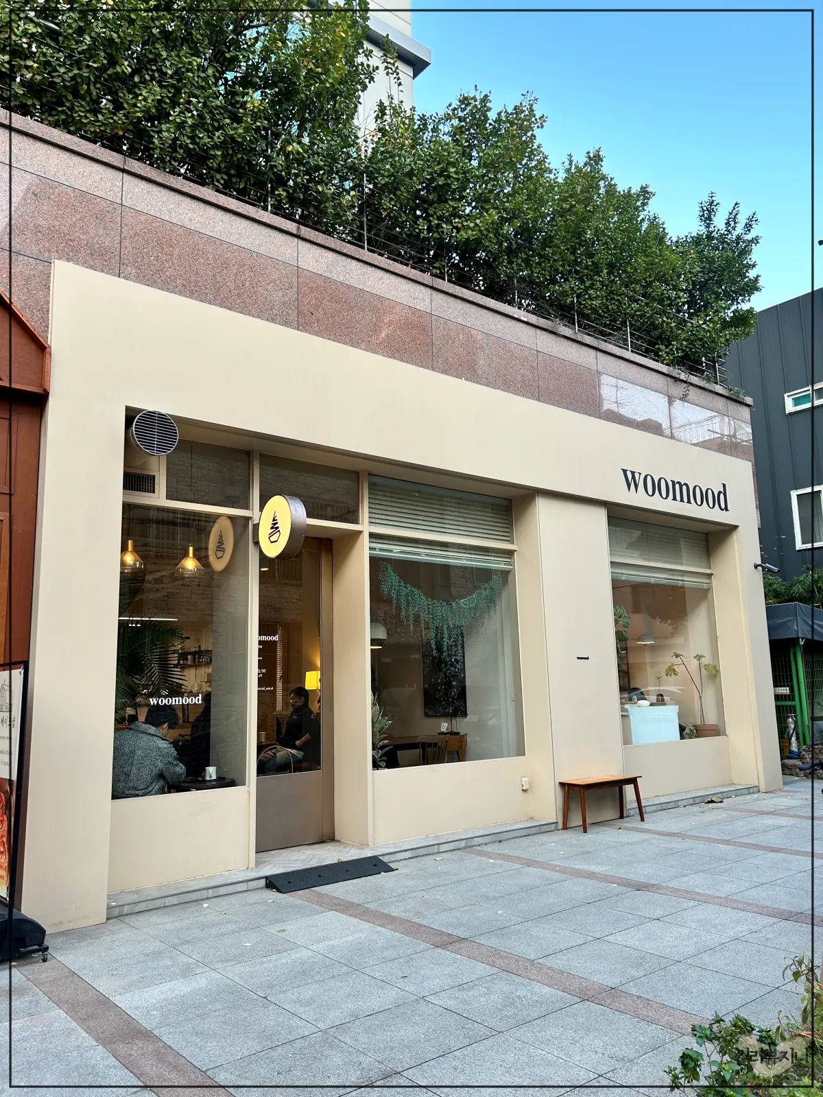 송리단길-카페-우무드-베이지색-외관-모습