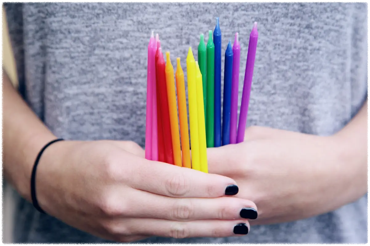 펜을-여러개-쥐고-있는-여성의-손