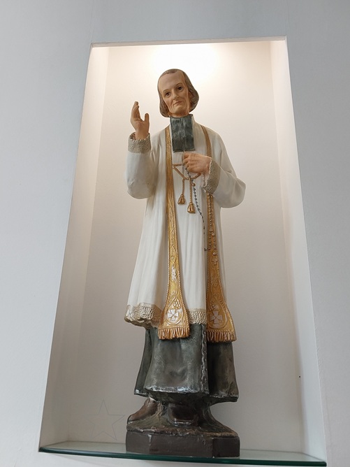 서울 홍은2동성당의 주보성인 성 요한 마리아 비안네 상입니다.