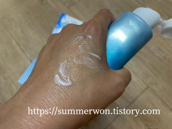 비오레 아쿠아리치 에센스 손등 테스트