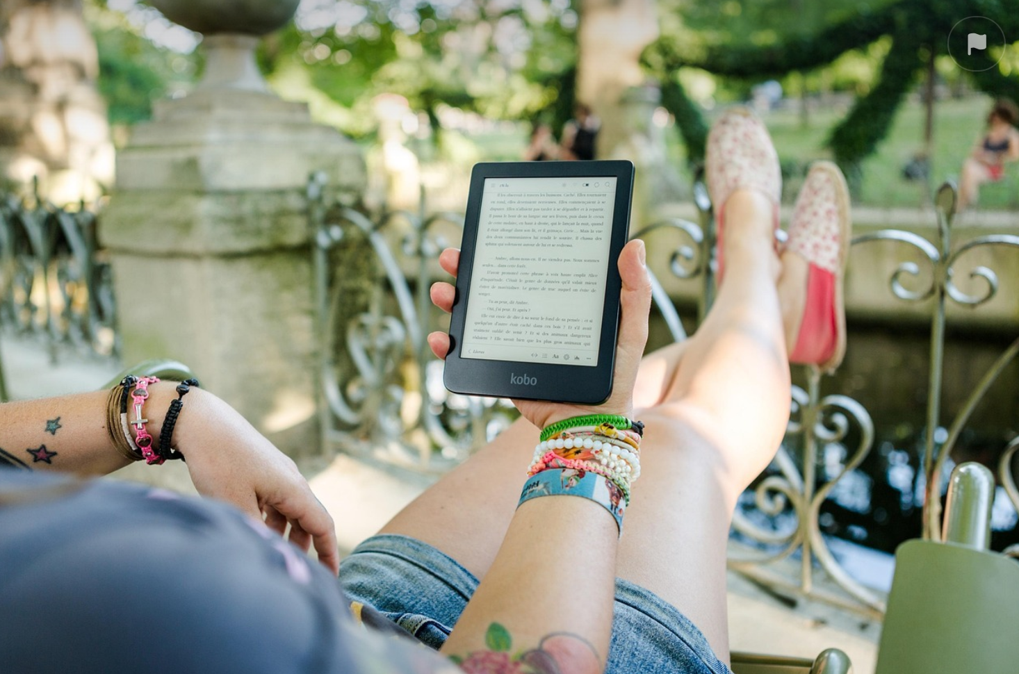 전자책을 읽고 있는 사람 사진