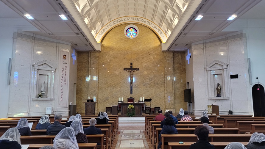 대천성당 제단. 제대. 십자고상 내부사진