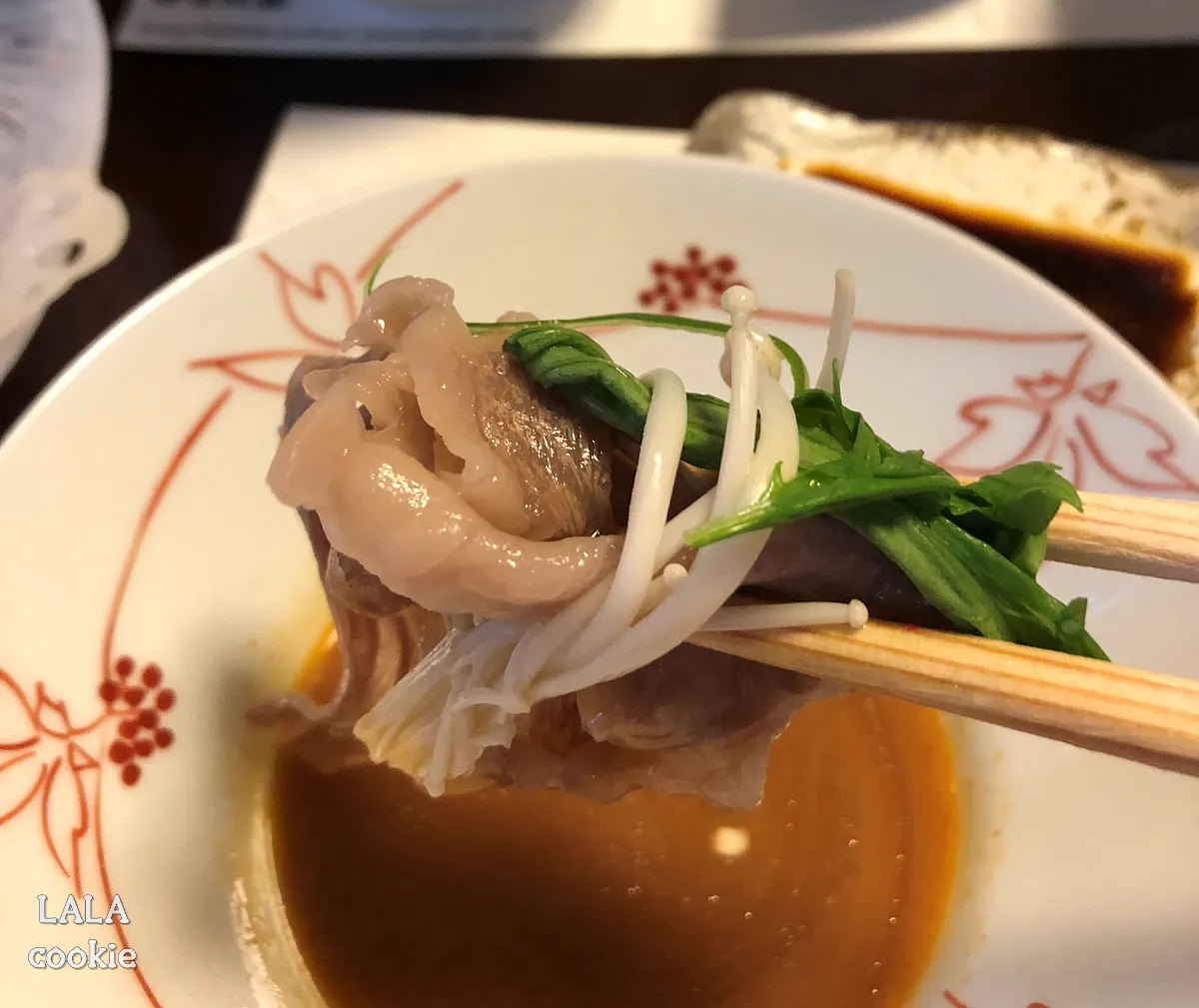 후쿠오카-유후인-료칸-추천-야마다야-가이세키-샤브샤브를-간장에-찍은-모습