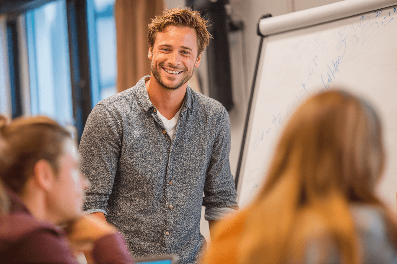 화이트보드-앞에서-강의중인-서양인-남성-이미지