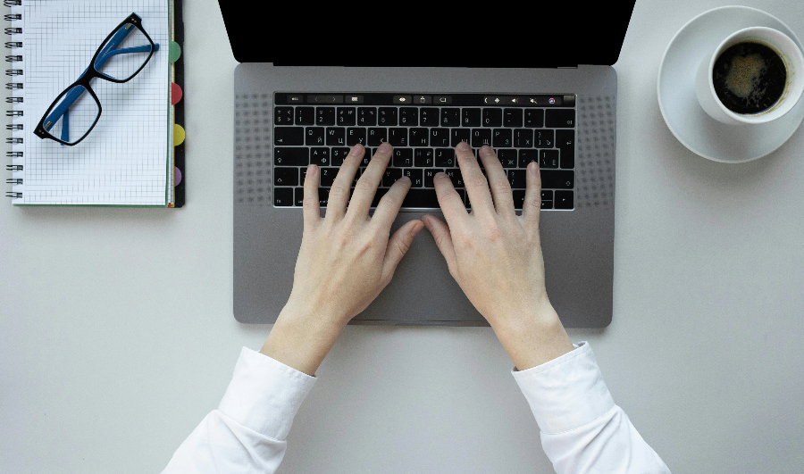 손을 키보드 위에 둔 주부의 몰입 시간