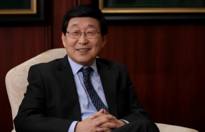 김동건-아나운서가-앉아-있는-모습