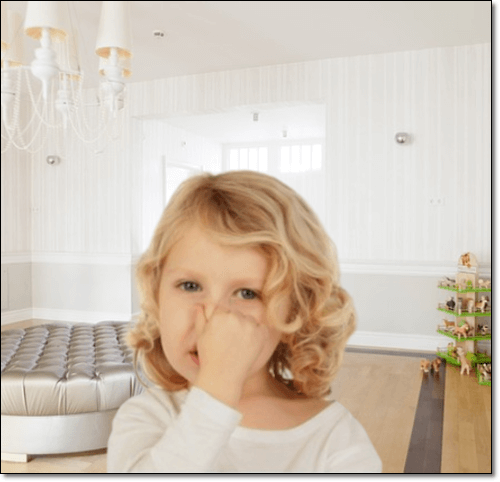 냄새로 코를 잡고 있는 아이