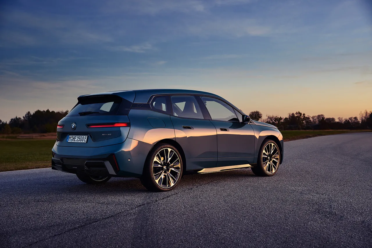 BMW iX 자동차 이미지