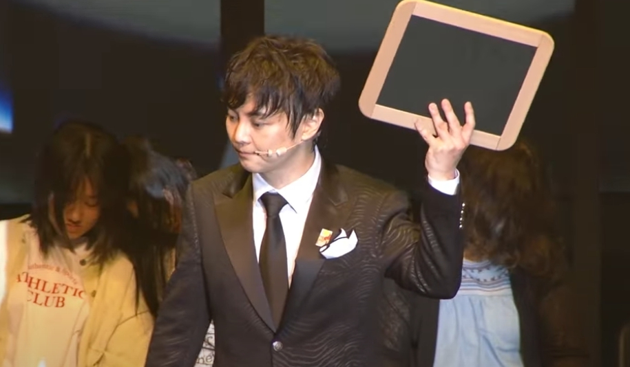 관객들 환호하는 공연장 풍경