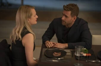 영화 인비져블맨에서 두 남녀가 식탁에서 진지하게 대화를 나누는 장면