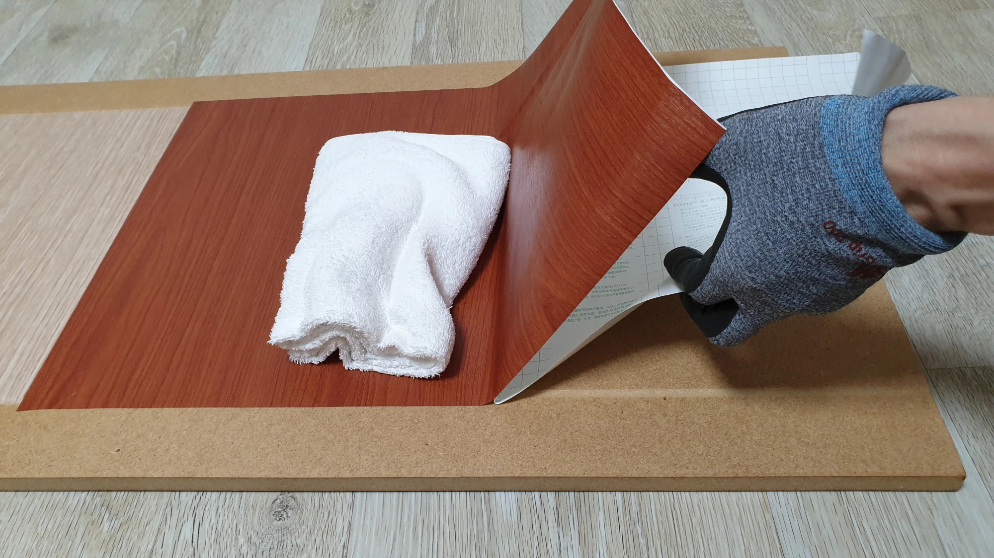 장롱 시트지 붙이는 모습