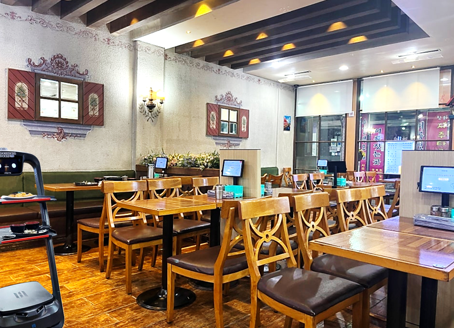 수원 코끼리만두의 넓은 실내와 로봇이 서빙을 하는 모습