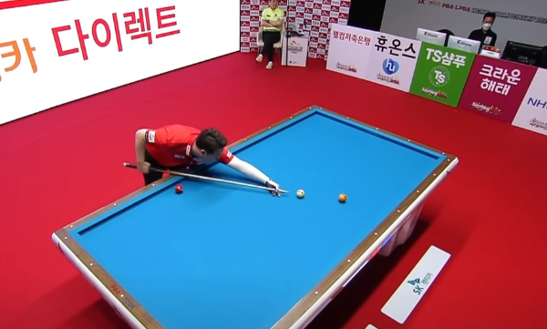 PBA투어 프로당구선수 -강동궁 선수가 샷을 하고 있는 모습